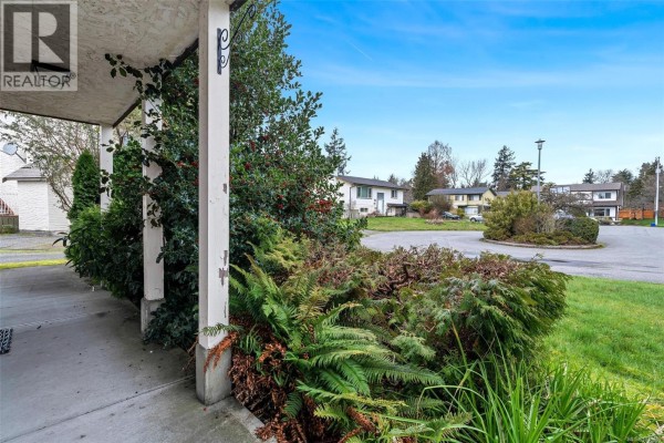 1725/1727 Ashdale Pl, Saanich, BC, photo 3