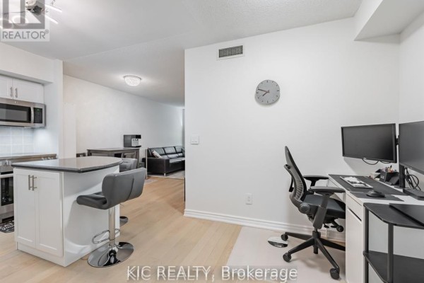 Den - 1727 - 250 Wellington Street W, Toronto, ON M5V3P6 Photo 5
