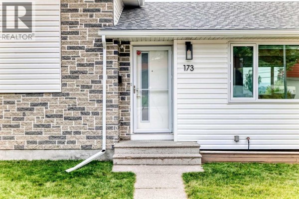 Living room - 173 Cornwallis Drive Nw, Calgary, AB T2K1V4 Photo 2