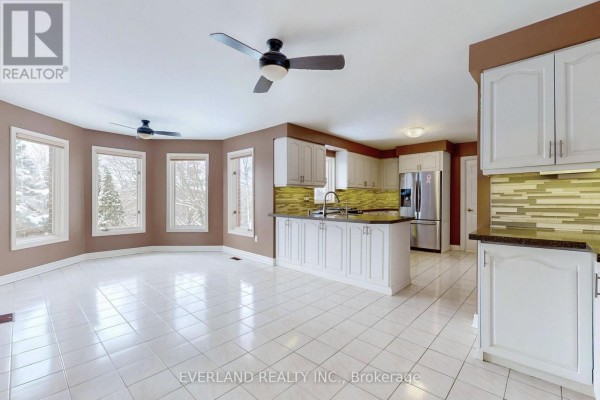 Living room - 173 Thompson Drive, East Gwillimbury, ON L9N1E2 Photo 3