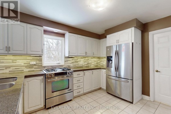 Family room - 173 Thompson Drive, East Gwillimbury, ON L9N1E2 Photo 5