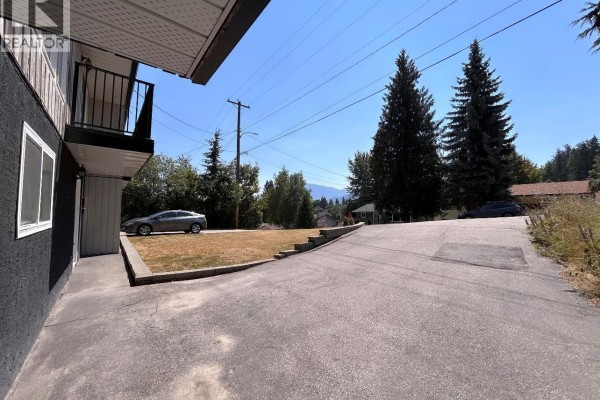 Dining nook - 1730 Thompson Avenue, Rossland, BC V0G1Y0 Photo 4