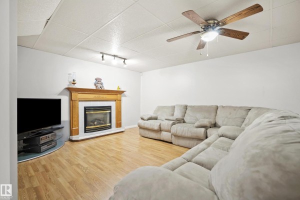 Family room - 17312 105 St Nw, Edmonton, AB T5X3H4 Photo 4
