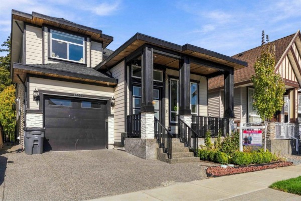17359 64a Avenue, Surrey, BC V3S2H8 Photo 2