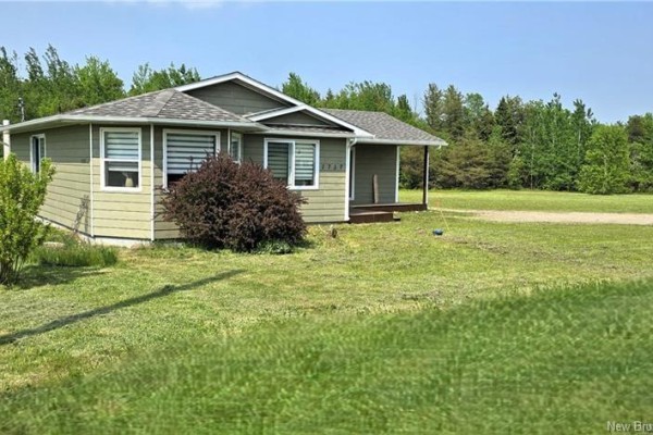 Side view of the house with greenery and a gravel driveway - 1737 Route 355, Sainte Rose