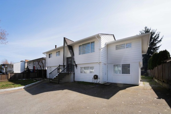 17396 62a Avenue, Surrey, BC V3S5J1 Photo 2