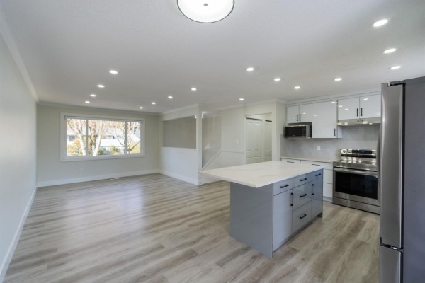 17396 62a Avenue, Surrey, BC V3S5J1 Photo 4