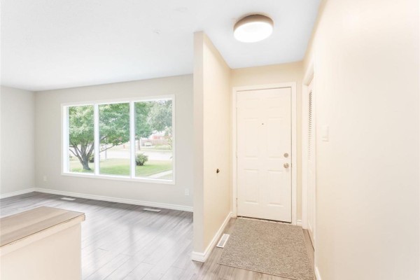 Kitchen - 174 Hazelwood Crescent, Winnipeg, MB R2M4E6 Photo 3