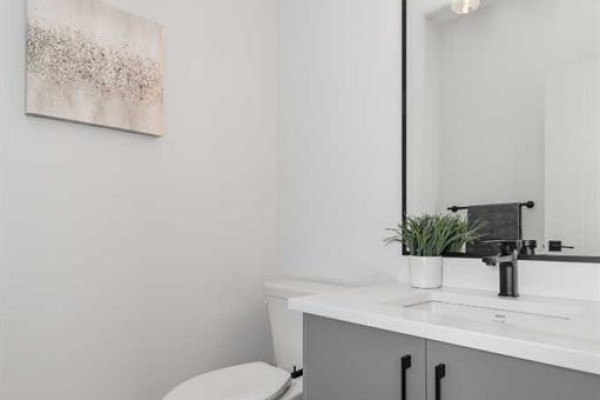 4pc Bathroom - 174 Heritage Circle, Cochrane, AB T4C3M9 Photo 5