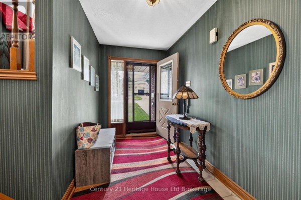 Foyer - 174 Metcalfe Street, Ingersoll, ON N5C1M9 Photo 5