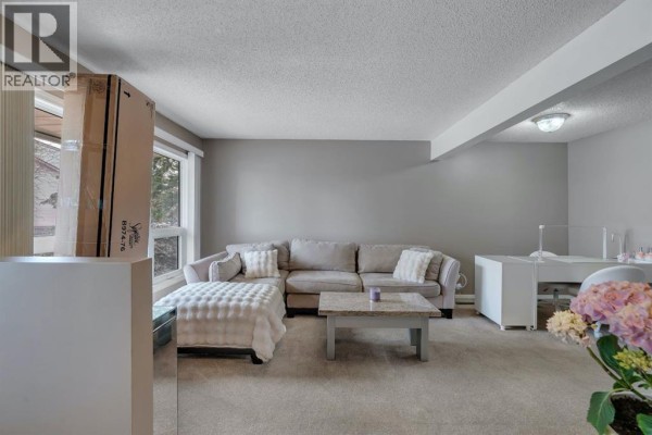 Living room - 174 Woodmont Terrace Sw, Calgary, AB T2W4Z4 Photo 4
