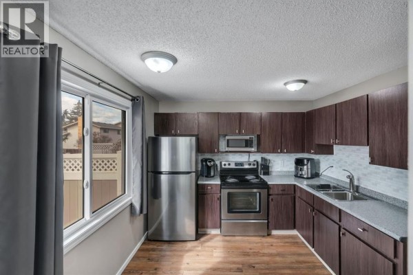 4pc Bathroom - 174 Woodmont Terrace Sw, Calgary, AB T2W4Z4 Photo 5