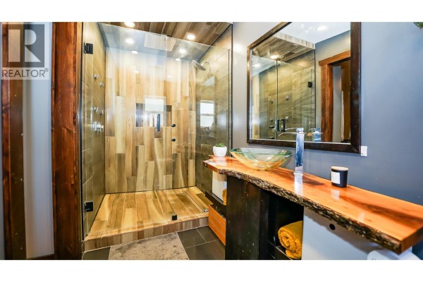 3pc Ensuite bath - 1740 Illecillewaet Road, Revelstoke, BC V0E2S1 Photo 5