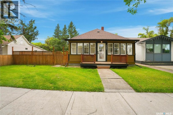 Living room - 1741 98th Street, North Battleford, SK S9A0M9 Photo 2