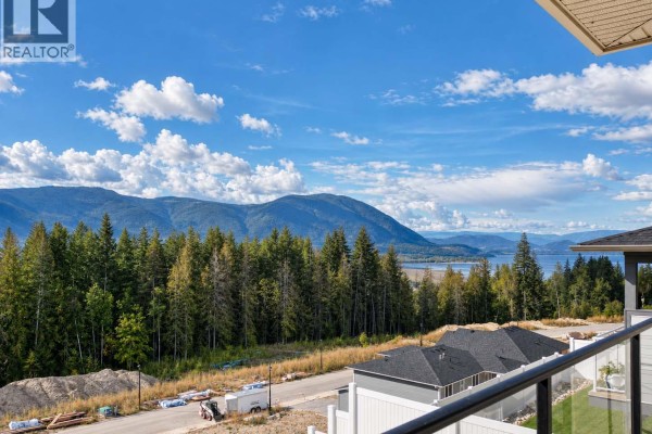 Living room - 1741 9th Street Se, Salmon Arm, BC V1E0G9 Photo 2