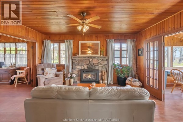 Living room/Fireplace - 17498 Lakeshore Road, Rondeau Park, ON N0P1X0 Photo 4