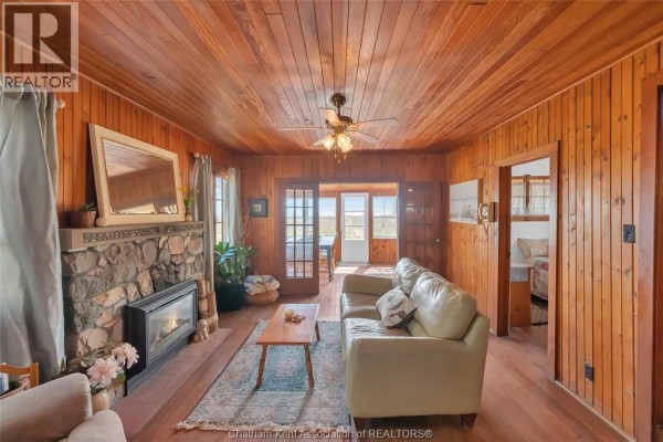 Kitchen - 17498 Lakeshore Road, Rondeau Park, ON N0P1X0 Photo 5