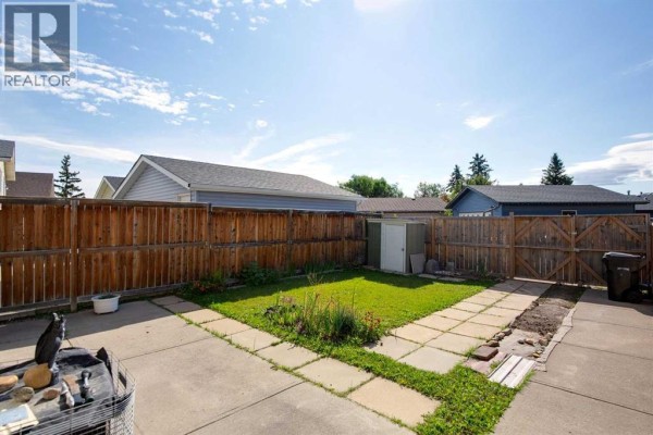 Living room - 175 Castleridge Drive Ne, Calgary, AB T3J1P6 Photo 4