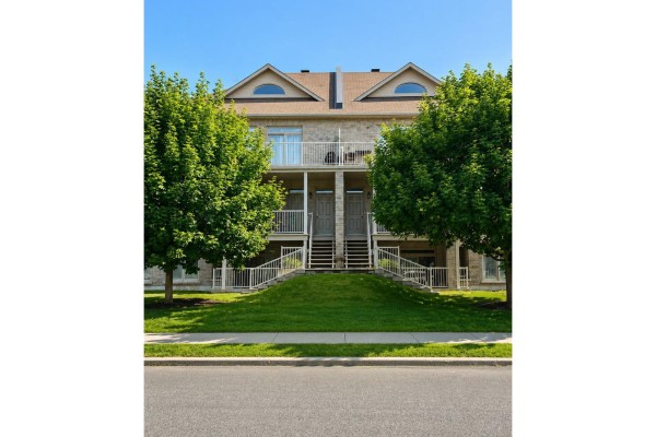 Exterior of apartment building with manicured lawn and trees. - 175 Rue De La Fabrique, #2, Gatineau