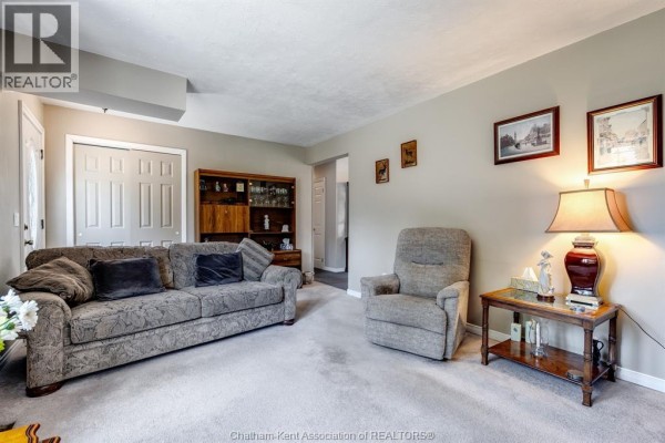 Family room/Fireplace - 175 Sylvester Drive, Chatham, ON N7M2B8 Photo 5