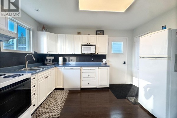 Kitchen - 175 Valleyview Crescent, Tumbler Ridge, BC V0C2W0 Photo 4
