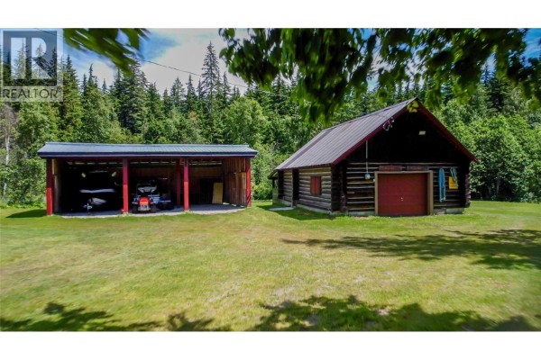 Foyer - 1750 Highway 23 South Highway S, Revelstoke, BC V0E2S0 Photo 5