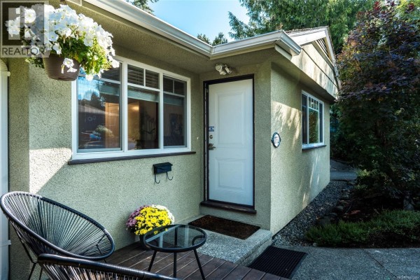 Primary Bedroom - 1752 Kisber Ave, Saanich, BC V8P2W7 Photo 3