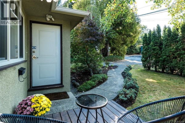 Bathroom - 1752 Kisber Ave, Saanich, BC V8P2W7 Photo 4