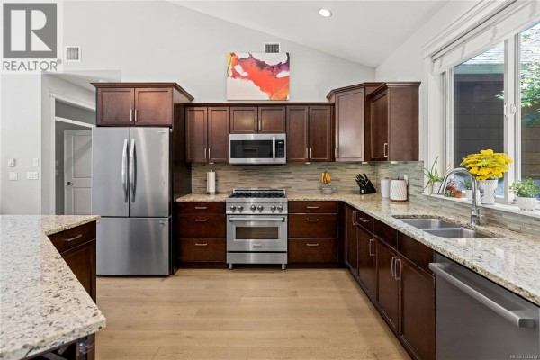 Kitchen - 1755 Galvin Pl, Qualicum Beach, BC V9K2V3 Photo 5