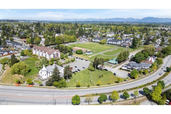 17575 58a Avenue, Surrey, BC V3S1N1 Photo 2