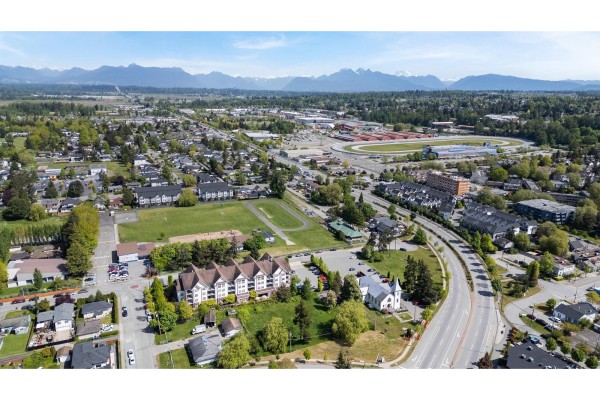 17575 58a Avenue, Surrey, BC V3S1N1 Photo 3