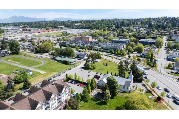 17575 58a Avenue, Surrey, BC V3S1N1 Photo 4
