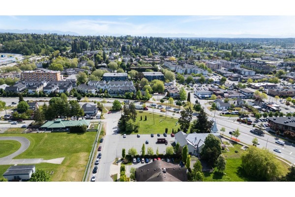 17575 58a Avenue, Surrey, BC V3S1N1 Photo 5