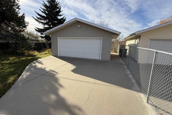 Kitchen - 176 Humberstone Rd Nw, Edmonton, AB T5A4C6 Photo 2
