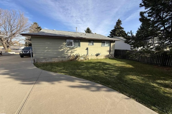 Primary Bedroom - 176 Humberstone Rd Nw, Edmonton, AB T5A4C6 Photo 3