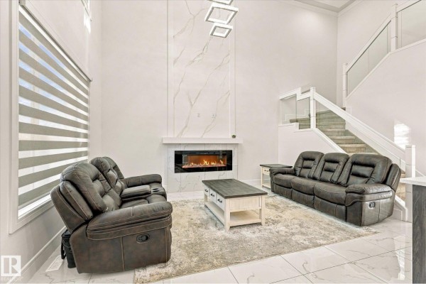 Family room - 17618 64a St Nw, Edmonton, AB T5Y4A9 Photo 4