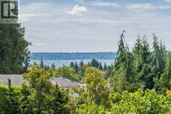 1768 Ottawa Place, West Vancouver, BC V7V2T7 Photo 3