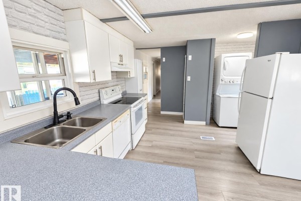 Kitchen - 177 West View Cr Nw Nw, Edmonton, AB T5S1T1 Photo 3
