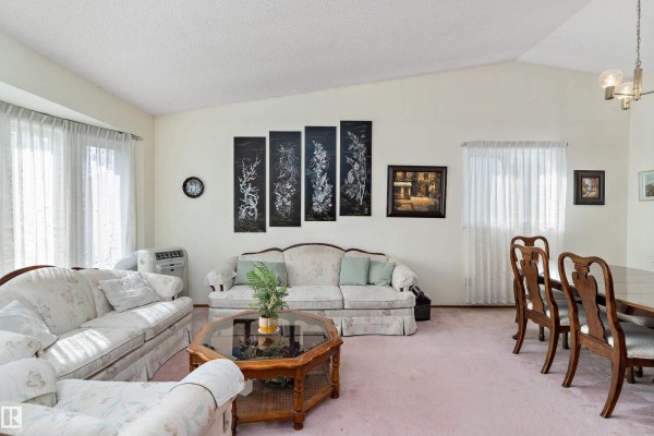 Family room - 17724 94 St Nw, Edmonton, AB T5Z2H4 Photo 4