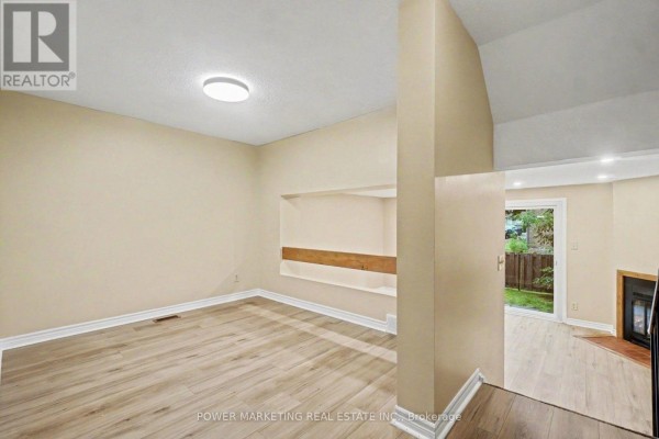 Living room - 1781 Lamoureux Drive, Ottawa, ON K1E2N5 Photo 3