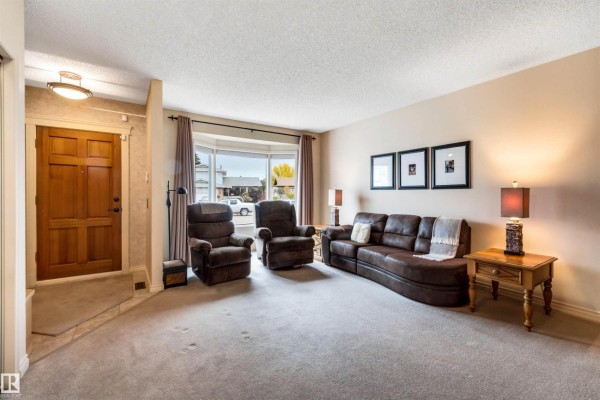 Kitchen - 17832 93 St Nw, Edmonton, AB T5Z2H7 Photo 3