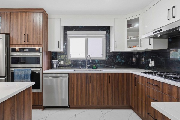 17886 59a Avenue, Surrey, BC V3S1R1 Photo 5