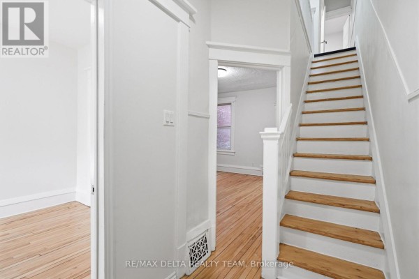 Primary Bedroom - 179 Goulburn Avenue, Ottawa, ON K1N8E3 Photo 5