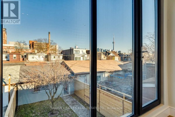 Backyard with Toronto skyline & CN Tower view - 179 Palmerston Avenue Toronto
