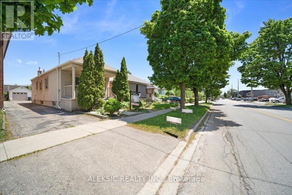 Bedroom 2 - 179 Thirtieth Street, Toronto, ON M8W3C6 Photo 4