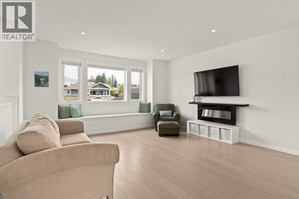 Living room - 1791 22 Street Ne, Salmon Arm, BC V1E3M9 Photo 4