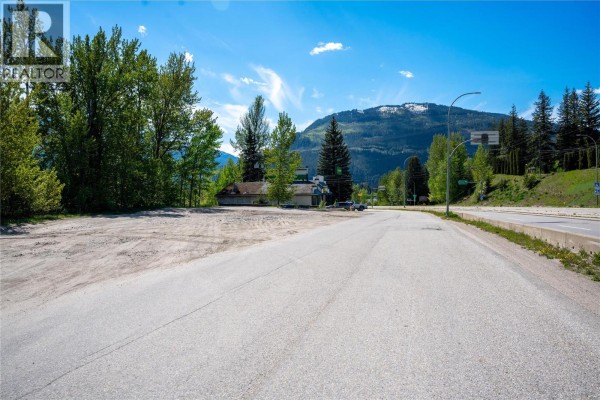 1792 Bend Frontage Road, Revelstoke, BC V0E2S0 Photo 4
