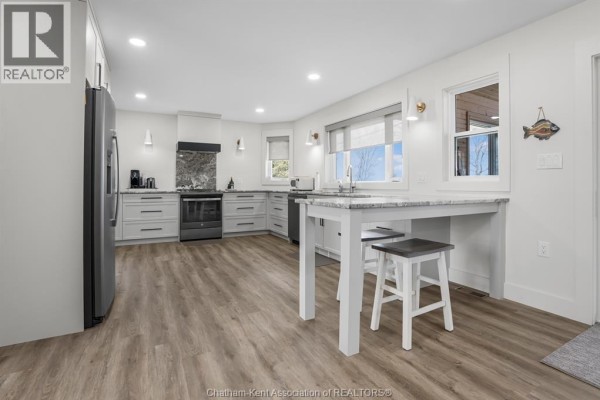 4pc Bathroom - 17938 Lakeshore Road, Rondeau Park, ON N0P1X0 Photo 5