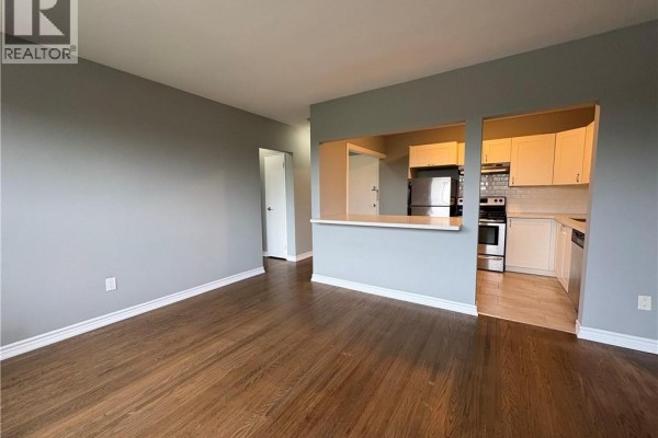 Living room - 1797 Main Street W Unit# 23, Hamilton, ON L8S1H6 Photo 5