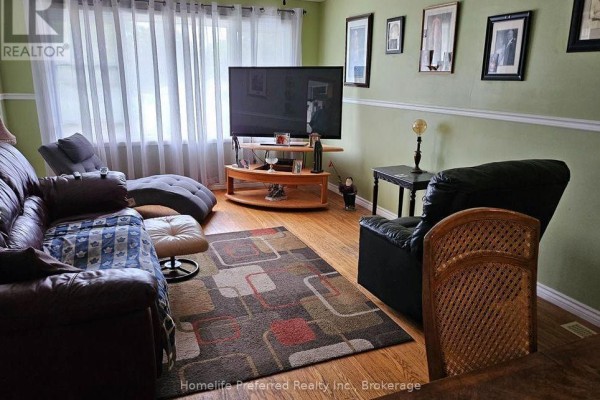 Living room - 17b Beechwood Drive, Peterborough, ON K9J1M2 Photo 5